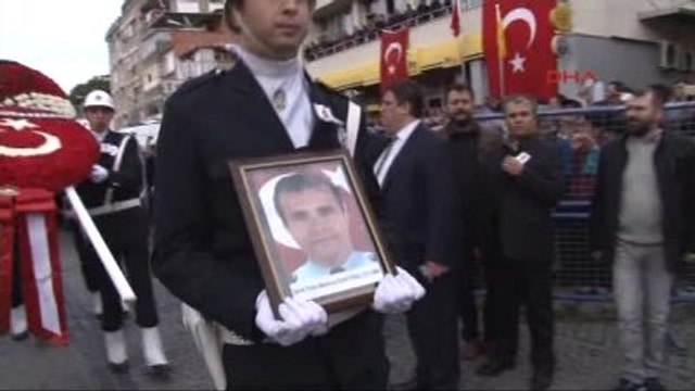 İzmir Şehit Polis Cemil Koç'un Cenazesi Bergama'da Son Yolculuğuna Uğurlandı-detaylar