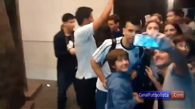 Locura de la afición de Chile con Messi a la salida del hotel • 2016
