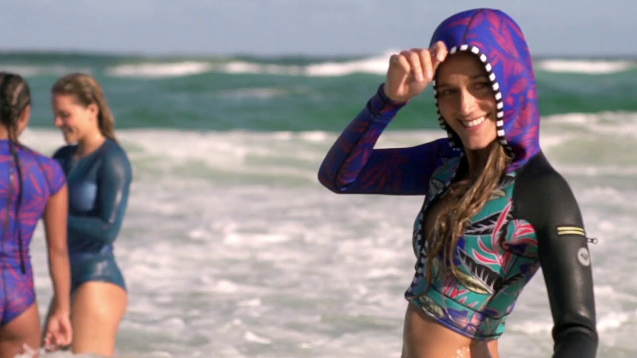 Trois surfeuses à la poursuite de vagues et de bon temps