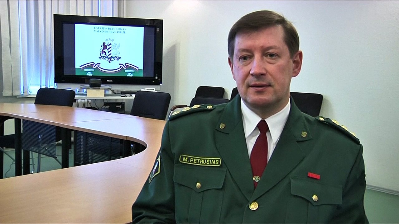 Worried over refugees, Baltics begin to erect border fences