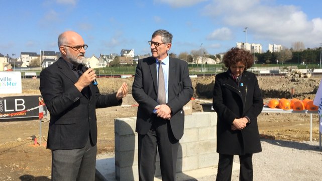 Pose de la première pierre du centre aquatique