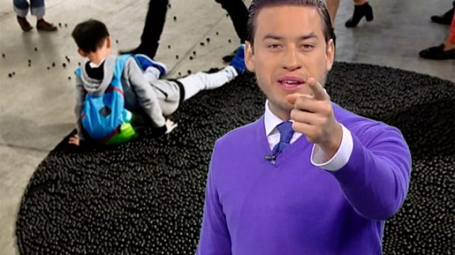 Niño se dejó caer sobre una obra de arte en Museo de Hong Kong