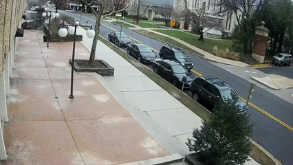 Une voiture chute d'un parking au 4e étage