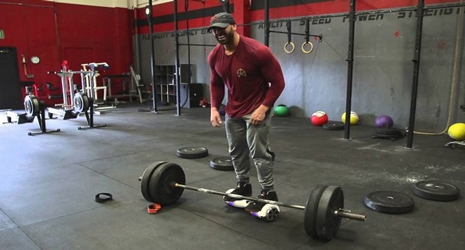 Faire de l'haltérophilie sur un hoverboard