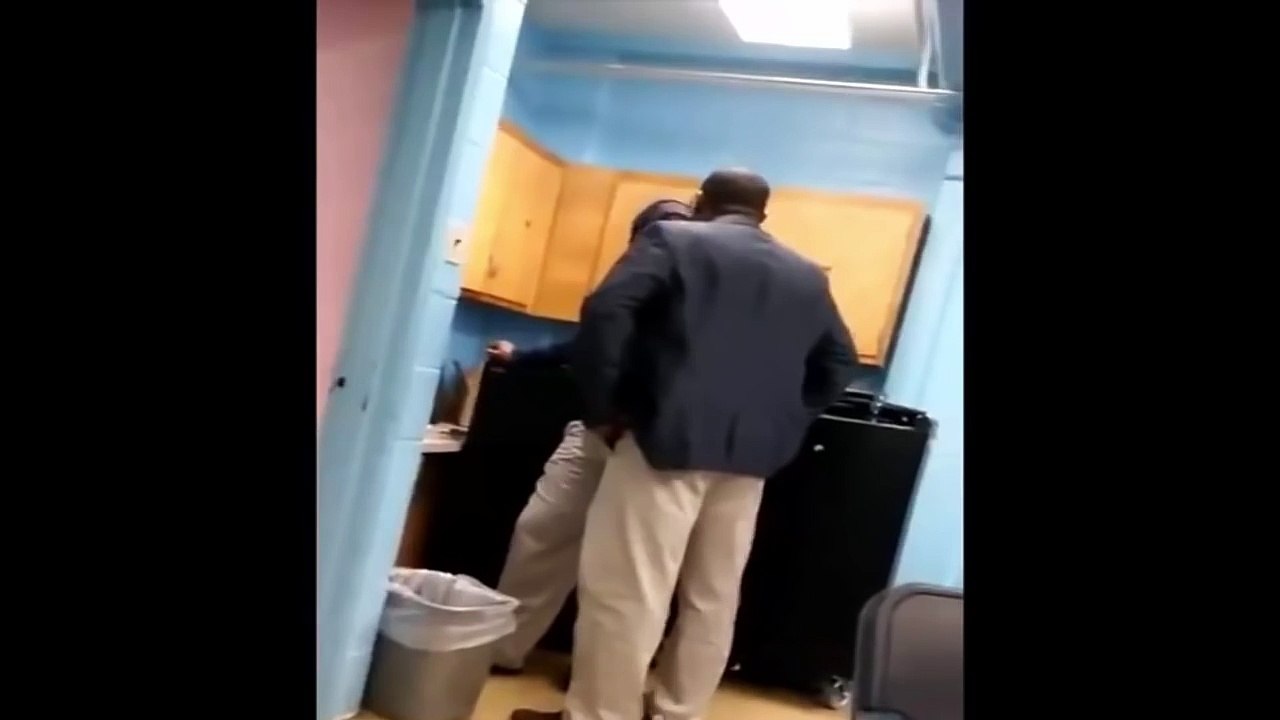 Un prof met la misère à un élève qui essaye de le frapper