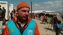 Thousands of refugees block Greece-Macedonia border