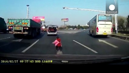 Terrifying moment toddler falls out of moving van on highway
