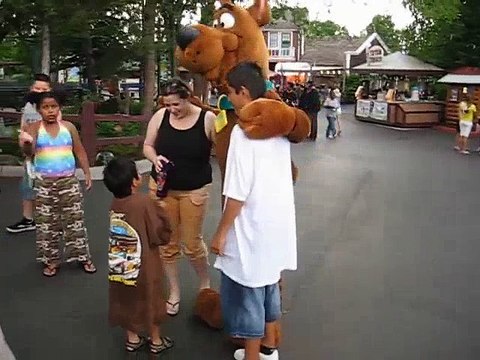 Scooby Doo plays the crowd at Six Flags Gurnee [6.3.07] Scooby Doo