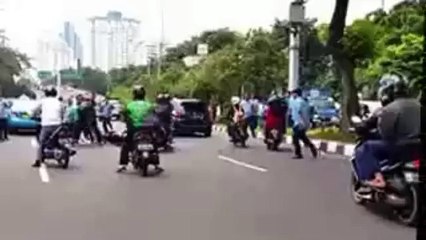PENGENDARA GOJEK DIKEROYOK SUPIR TAXI