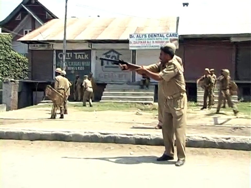 kashmir is fighting for freedom and indian army emposs curfew and deploy army in kashmir-SD