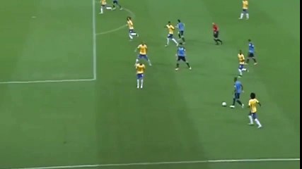 David Luiz attentiste devant Edinson Cavani sur son but