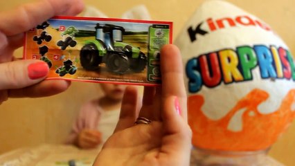 Большой киндер сюрприз достаем игрушки Маша и Ме�