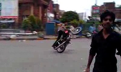 Скачать видео: Amazing Bike One Wheeling - Pakistani Bikers