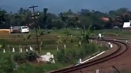 Perempuan Beruntung (Nyaris Ketabrak Kereta)