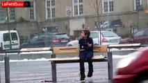 Ce petit enfant était frigorifié et voulait un pull, regardez comment réagissent les gens …