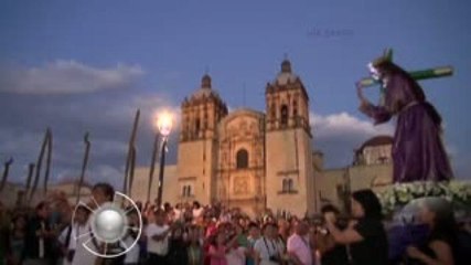 Estandartes del siglo XVIII lucen en la procesión oaxaqueña
