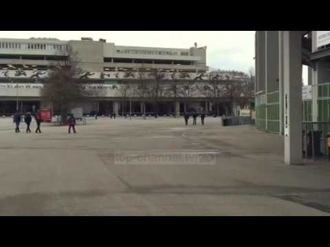 Tifozët duke blerë bileta për ndeshjen e sotshme të kombëtares - Top Channel Albania - News - Lajme