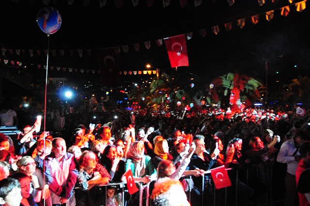 Cengiz Kurtoğlu - Duvardaki Resim (Alanya)