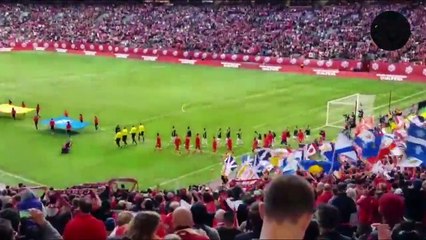 Con absoluto respeto se entonaron los himnos