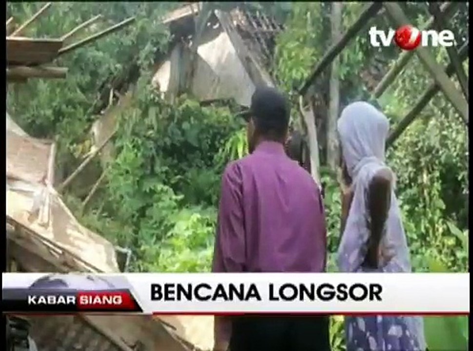 Material dari Tebing Longsor Timpa 5 Rumah