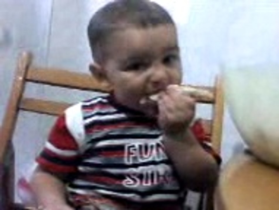Emirhan tavuk yiyior