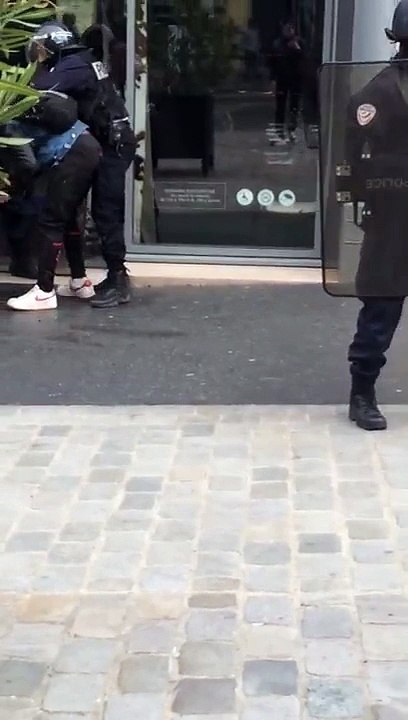 La vidéo dun lycéen frappé au visage par un CRS