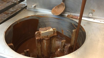 Ses cocottes et cloches en chocolat sont centenaires