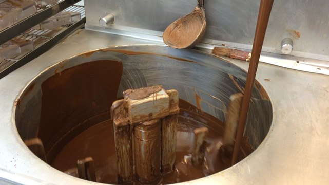 Ses cocottes et cloches en chocolat sont centenaires