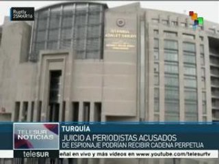 Turquía: periodistas acusados de espionaje enfrentan cadena perpetua