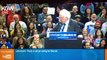 Un oiseau se pose sur le podium de Bernie Sanders pendant son discours aux USA