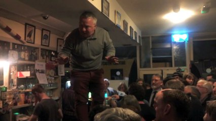 Funérailles en Irlande.. Debout sur le bar à chanter à fond en hommage à son ami !