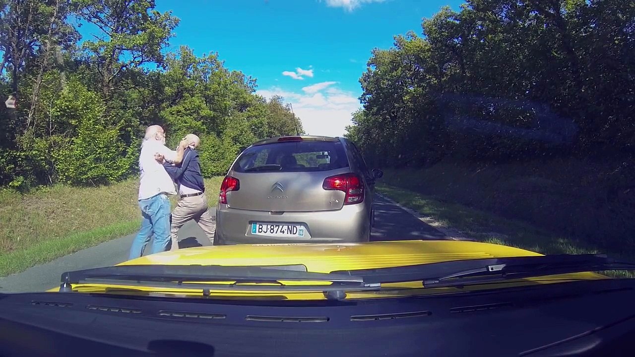 Road rage Quand deux papys s'embrouillent sur la route  Ca donne ça