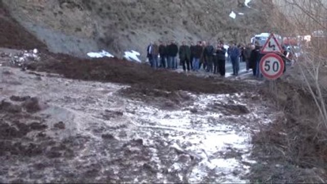 Heyelan Nedeniyle Karayolu Trafiğe Kapandı