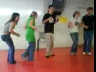 hugogol et toute la troupe dansent