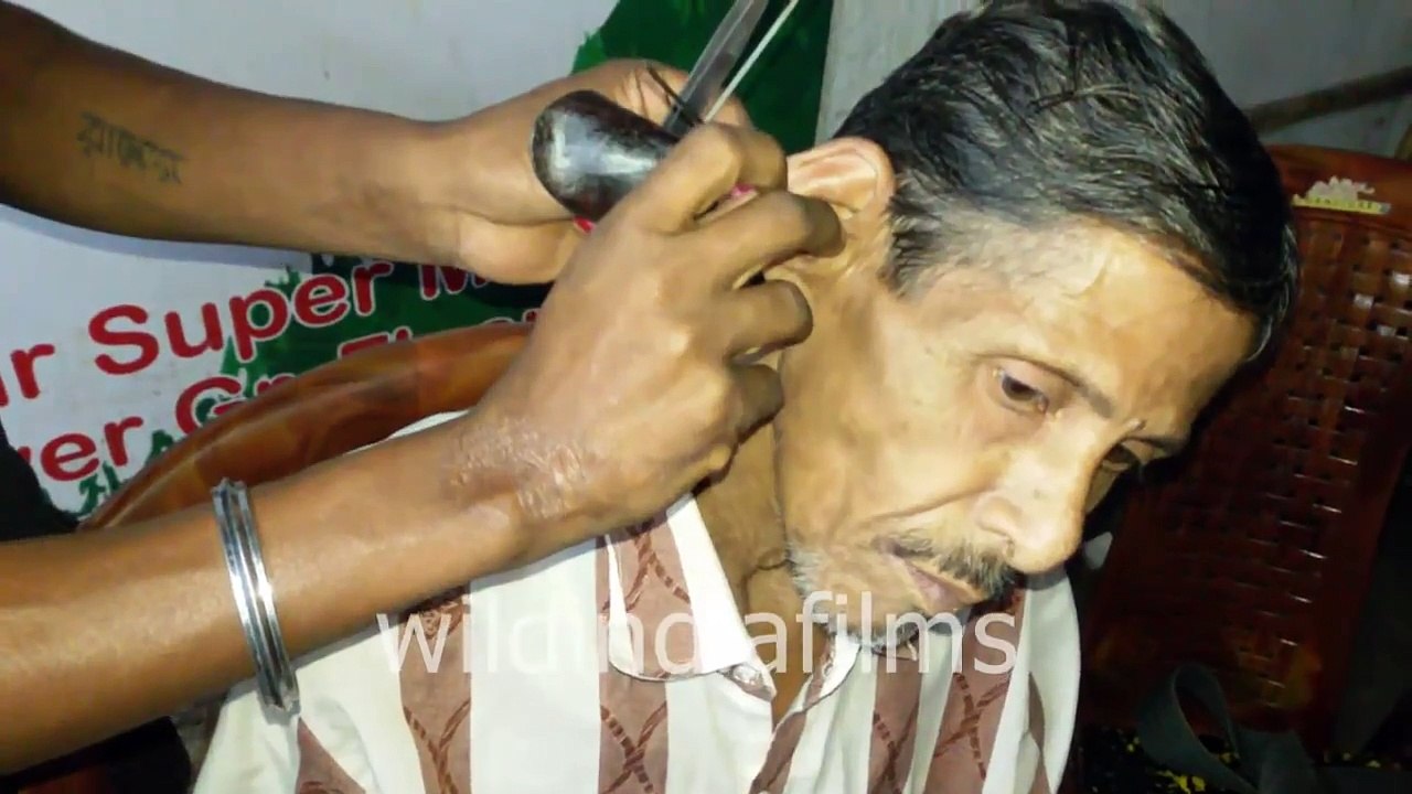 Roadside ear wax cleaning : Weird jobs in India