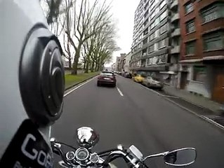 Road rage moutard contre un vieux en voiture