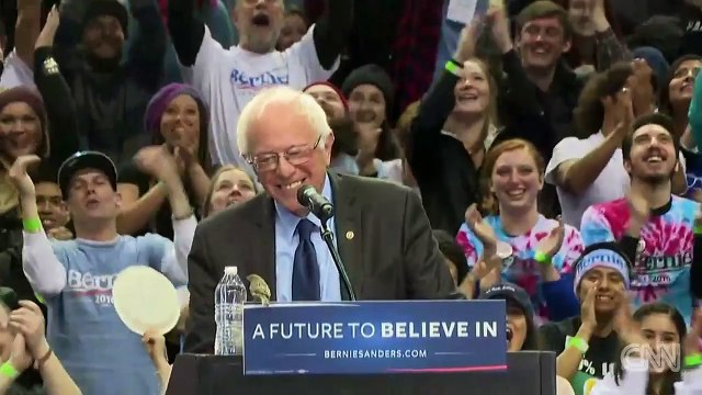 Bird lands on Sanders' podium during Portland rally