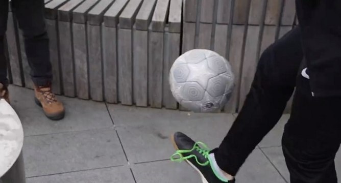 Regardez bien les pieds de cet homme, ce qu'il fait est simplement hallucinant