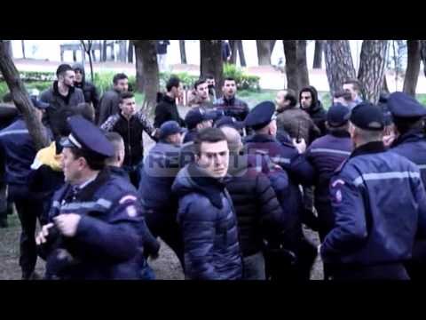 Report TV - Parku tek liqeni, deputetët e PD përplasen fizikisht me policinë