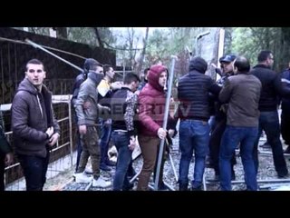 Report TV - Parku tek liqeni, deputetët e PD përplasen fizikisht me policinë