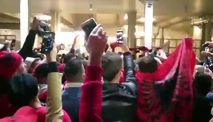 Kjo eshte atmosfera jasht stadiumit