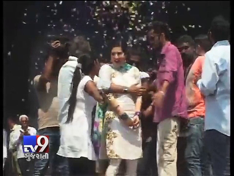 Sunny Leone enjoying Holi