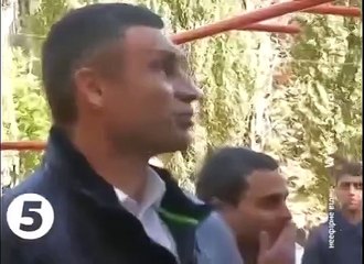 Кличко показал свое спортивное изобретение журналистам