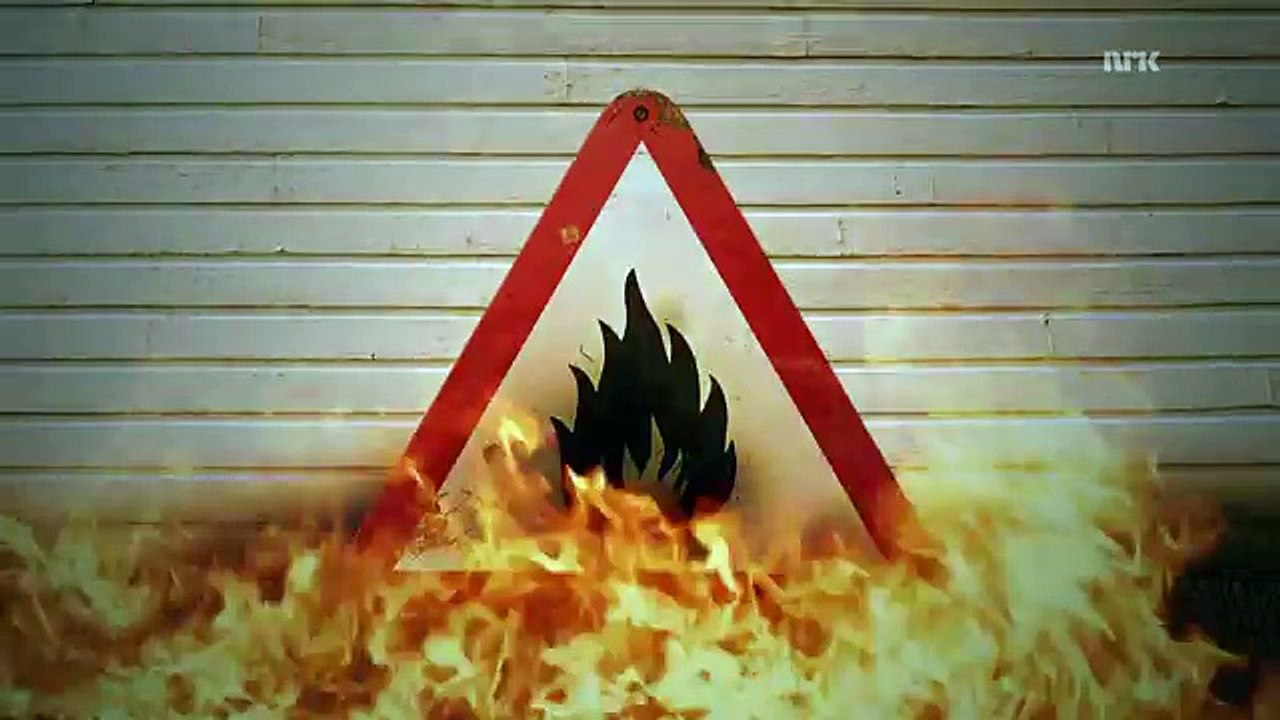 Ağır Çekimde Şarap Kadehlerinin Baltayla Parçalanması