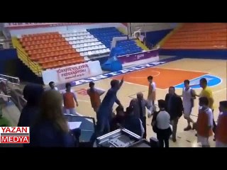 Taraftardan Hakeme Uçan Yumruk