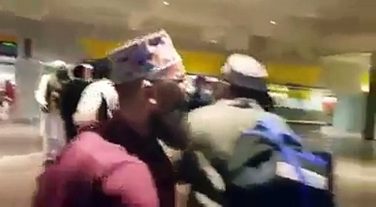 Junaid jamshed gets beaten at the airport - People Slap Junaid Jamshed at Airport