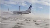 Самолет сдувает в аэропорту Норильска