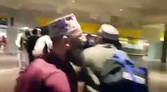 Junaid jamshed gets beaten at the airport - People Slap Junaid jamshed at Airport