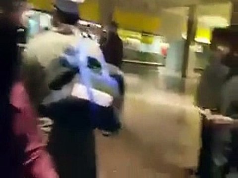 Junaid Jamshed Gets beaten at the Islamabad Airport. Gustakhy Aehly Bait Hai yeh