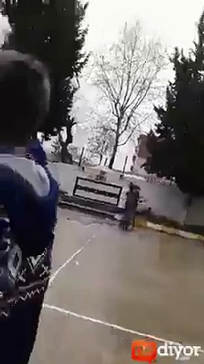 Aşkını Yere Göğe İlan Eden Genç Aşık